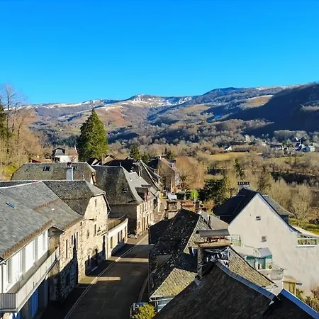 Chez Madeleine, Entre Le Lioran Et Vic-sur-cere